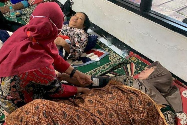Korban keracunan saat menjalani penanganan nakes di Musala, Desa Ciharashas, Kecamatan Cilaku, Kabupaten Cianjur, Senin (2/10/2023). 