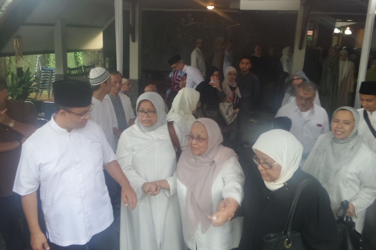 Anies Baswedan bersama keluarga mengantar jenazah Ridwan Rasyid Baswedan untuk dishalatkan di Masjid Al-Azhar, Jakarta Selatan, Sabtu (27/5/2017)