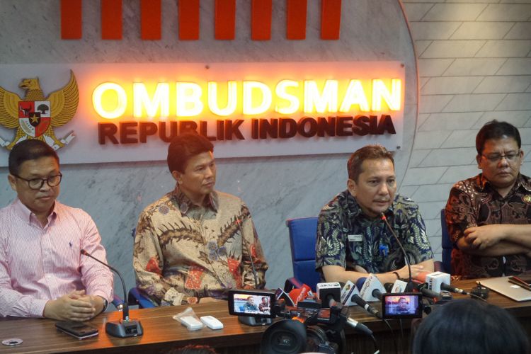 Komisioner Ombudsman Alamsyah Saragih dan Adrianus Meliala, serta Kabareskrim Komjen Ari Dono Sukmanto dan Dirtipideksus Bareskrim Polri Brigjen Pol Agung Setya dalam konferensi pers di gedung Ombudsman RI, Jakarta, Kamis (27/7/2017).