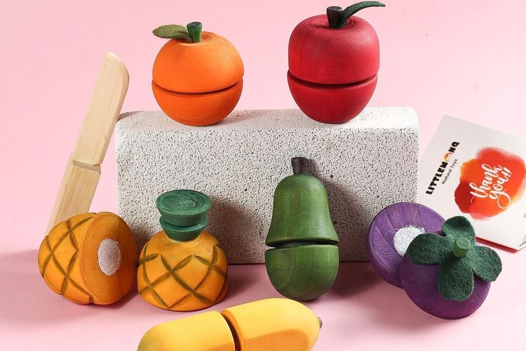 Sepaket mainan montessori dari Littlemonq berbentuk aneka buah yang diperuntukkan bagi balita.