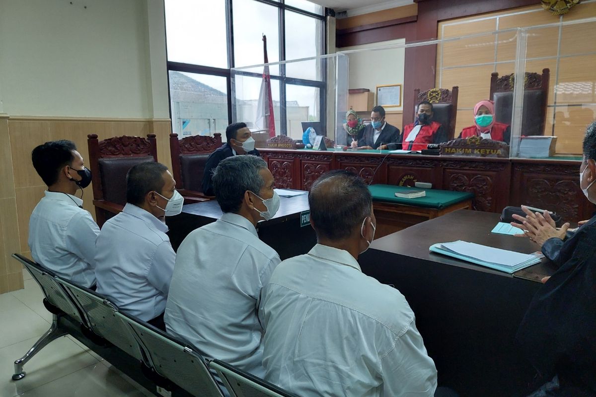 Para terdakwa (berbaju putih) saat mengikuti sidang kasus kebakaran Lapas Kelas I Tangerang di Pengadilan Negeri Tangerang, Kota Tangerang, Selasa (18/1/2022).