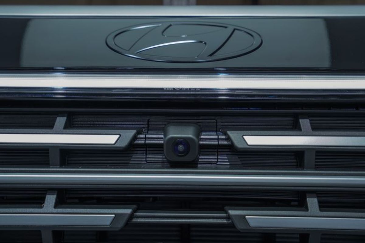 Kamera depan STARGAZER Cartenz X terintegrasi dengan sistem Hyundai SmartSense, termasuk fitur Blind-spot View Monitor untuk keamanan optimal. 