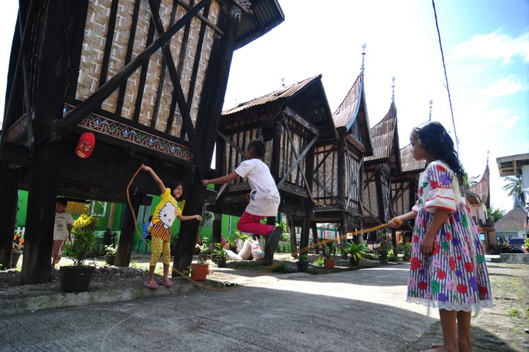 Sejumlah anak bermain lompat tali di Kampung Adat Balai Kaliki, Payakumbuh, Sumatera Barat