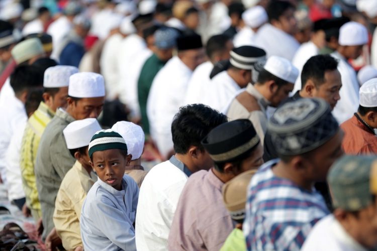 Umat muslim menunaikan Shalat Idul Fitri 1438 Hijriah di Pelabuhan Sunda Kelapa, Minggu (25/6/2017). Pemerintah menetapkan 1 Syawal 1438 Hijriah atau Idul Fitri jatuh pada hari ini.