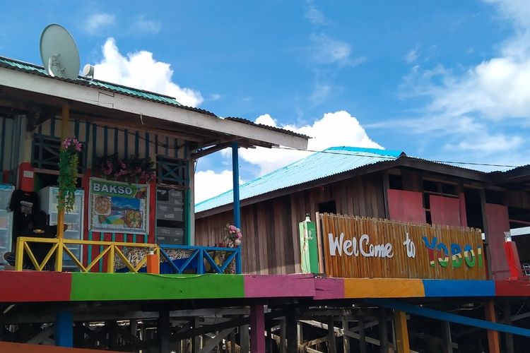Tampak bagian depan Kampung Yoboi, Distrik Sentani, Kabupaten Jayapura, Papua. salah satu kampung wisata yang ada di atas air Danau Sentani dan menjadi desa wisata nasional pada 2021.