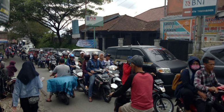 Kemacetan panjang terjadi di Simpang Mariwati, Sukaresmi, Minggu (31/12/2017). Simpang ini merupakan tempat keluar kendaraan dari jalur Jonggol-Sukaresmi, menuju kawasan Puncak.