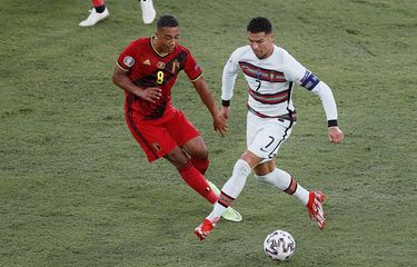 Gelandang Belgia Youri Tielemans membayangi penyerang Portugal Cristiano Ronaldo pada laga 16 besar Euro 2020 di Stadion La Cartuja, Sevilla, Senin (28/6/2021) dini hari WIB.