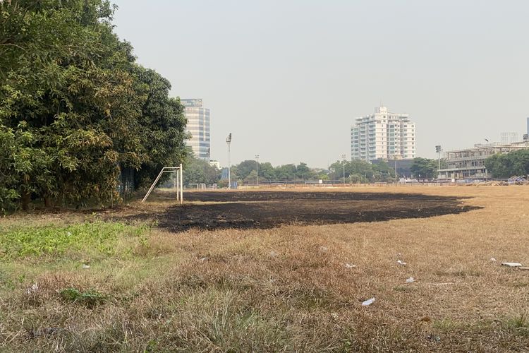 Kebakaran Lapangan Bola TNI AU Dipicu Puntung Rokok di Trotoar Gatot Subroto Jaksel