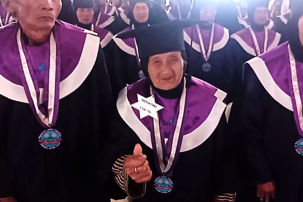 Suyatmi lansia 116 tahun yang diwisuda Bupati Magetan Suprawoto karena berhasil menempuh pendidikan selama 6 bulan dalan sekolah lanjut usia tangguh.