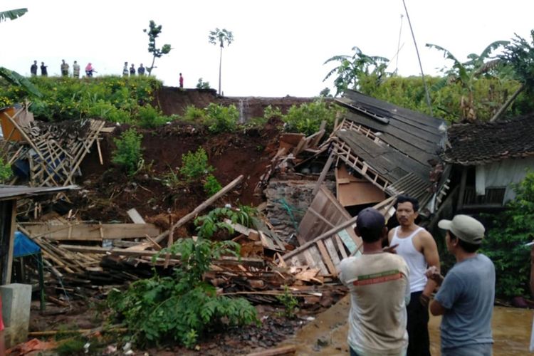 Rumah warga tertimpa material longsor akibat tanggul irigasi di Kelurahan Parakancanggah, Kecamatan/ Kabupaten Banjarnegara, Jawa Tengah, jebol, Sabtu (2/11/2019).