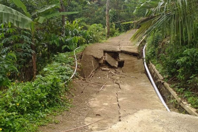 Kondisi dampak bencana tanah bergerak di Kampung di Kampung Tegalkaso RT 03 RW 05 Desa Bencoy, Kecamatan Sukalarang, Sukabumi, Jawa Barat, Jumat (1/12/2023).