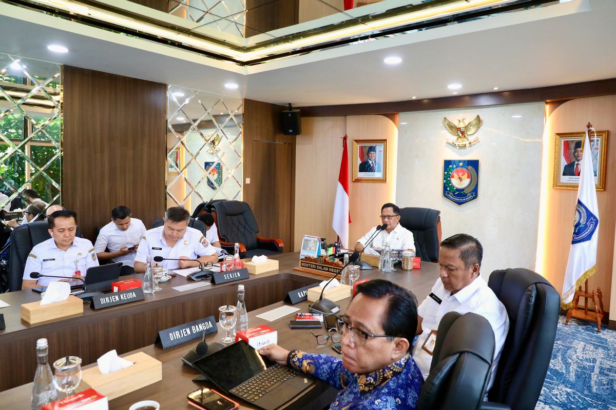 Ketua Satuan Tugas Percepatan Rehabilitasi dan Rekonstruksi (Satgas PRR) Pascabencana Sumatera Muhammad Tito Karnavian saat memimpin rapat koordinasi percepatan rehabilitasi dan rekonstruksi pascabencana Sumatera secara hibrida bersama pemerintah daerah di Jakarta, Rabu (17/6/2026).
