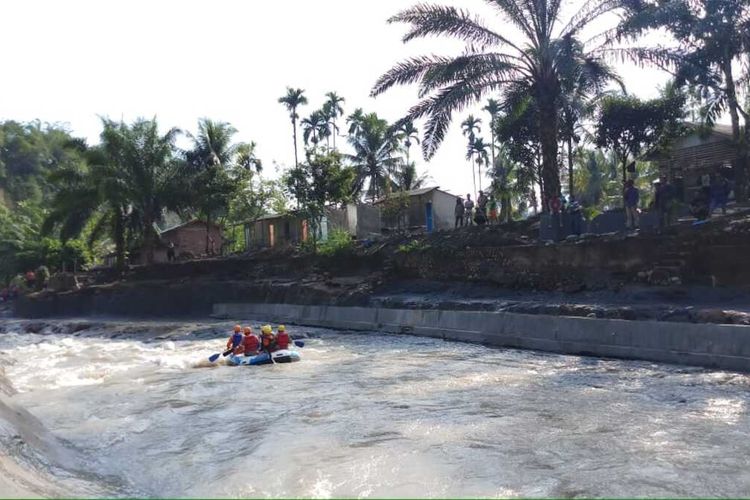 Tim SAR Gabungan menggunakan perahu karet melakukan pencarian korban yang hanyut di Sungai Seruai, Kecamatan Sibiru-biru, Deli Serdang. Dalam musibah tersebut, 1 orang sudah ditemukan dan saat ini tim melakukan pencarian terhadap 1 orang lagi. Sempat tersiar kabar ada 12 orang menjadi korban namun pihak SAR mengkonfirmasi tidak benar.