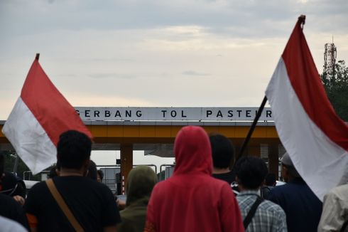 Demo Tolak UU Cipta Kerja, Mahasiswa Tutup Jalan Tol Pasteur