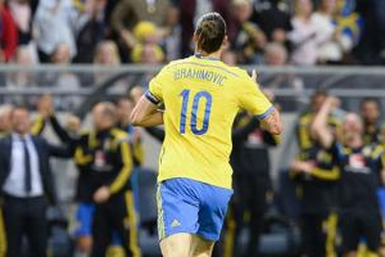 Zlatan Ibrahimovic merayakan gol ke gawang Makedonia saat membela Swedia pada kualifikasi Piala Eropa 2016, Minggu (14/6/2015). 