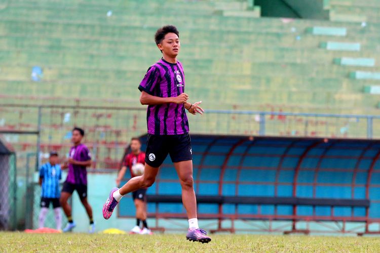 Pemain Arema FC Achmad Maulana saat latihan di Stadion Gajayana Kota Malang.