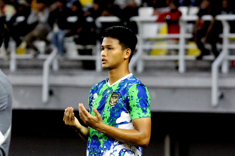 Pemain Timnas U20 Indonesia Hokky Caraka berdoa saat insiden terjadi pada kiper Cahya Supriadi ditengah pertandingan Kualifikasi Piala Asia U20 2023 melawan Hong Kong yang berakhir dengen skor 5-1 di Stadion Gelora Bung Tomo Surabaya, Jumat (16/9/2022) malam. Terkini, Hokky Caraka akan tampil sebagai starter timnas U22 Indonesia dalam laga uji coba kedua melawan Lebanon di Stadion Utama Gelora Bung Karno (SUGBK) Senayan, Jakarta, pada Minggu (16/4/2023) malam WIB.