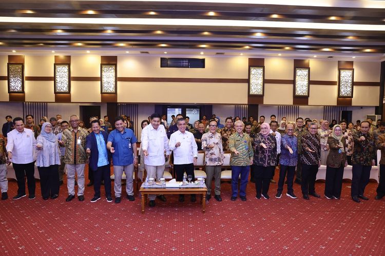 Menteri Ketenagakerjaan (Menaker) Yassierli bersama Menteri Perumahan dan Kawasan Permukiman (PKP) Maruarar Sirait dalam acara Penandatanganan Kerja Sama terkait Dukungan Program Kepemilikan Rumah Layak Huni melalui Program Pembiayaan Tapera dan Kredit Pemilikan Rumah Sejahtera, di Kantor Kemenaker, Jakarta, Kamis (14/8/2025).