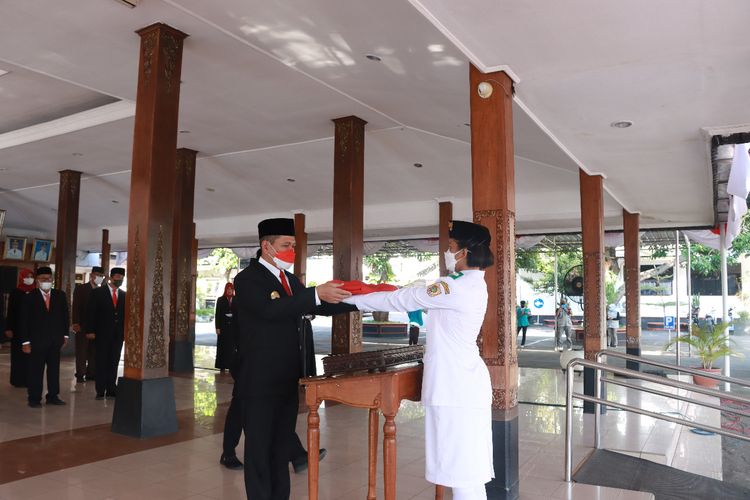 Wakil Bupati Wonogiri, Setyo Sukarno menyerahkan bendera merah putih kepada pasukan paskibraka di halaman Pendopo Kabupaten Wonogiri.
