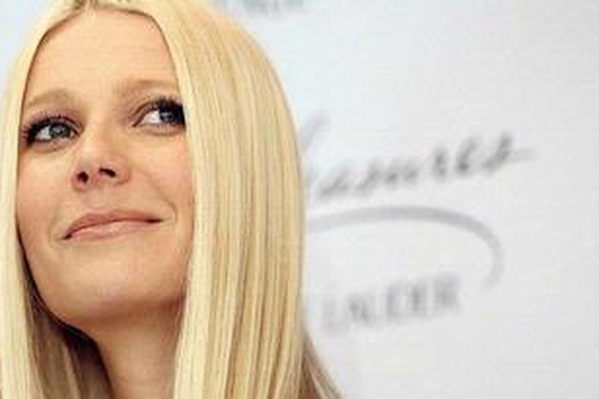 Gwyneth Paltrow selalu melakukan yoga wajah untuk membuat wajahnya selalu awet muda.