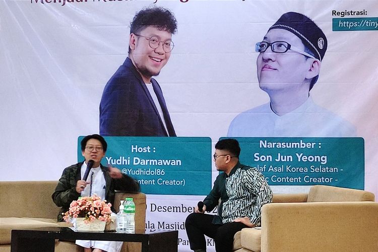 Mualaf Talks yang mengusung tema Menjadi Muslim yang Berdaya dan Menginspirasi menghadirkan Son Ju Yeong, yang berbagi pengalaman spiritual kepada jamaah lintas komunitas di Aula Masjid Al Madinah, Zona Madina, Parung, Bogor, Jawa Barat, Minggu (19/12/2021)

