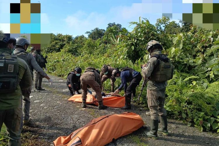 Satgas Operasi Damai Cartenz dan Polres Yahukimo mengevakuasi dua jenazah pendulang emas yang diduga dibunuh KKB di Kabupaten Yahukimo, Papua Pegunungan, Jumat (26/9/2025).