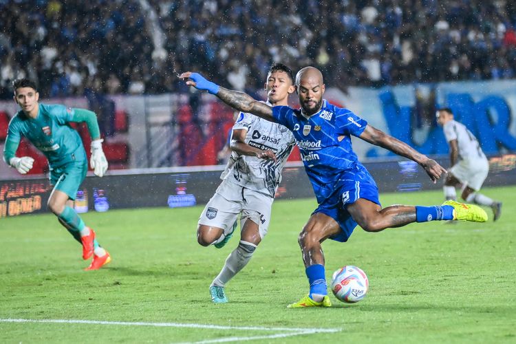 David da Silva saat mengeksekusi peluang emas di dalam kotak penalti dalam pertandingan pekan ke-33 Liga 1 2023-2024 antara Persib vs Borneo FC, Kamis (25/4/2024) di Stadion Si Jalak Harupat, Soreang, Kabupaten Bandung. 