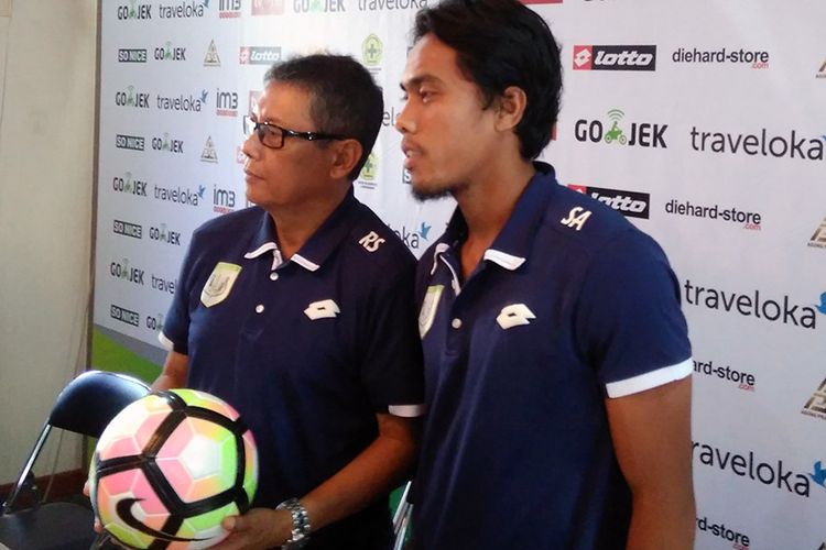 Pelatih Persela Lamongan Herry Kiswanto (kanan) dan Samsul Arifin, selepas sesi jumpa pers sebelum pertandingan.