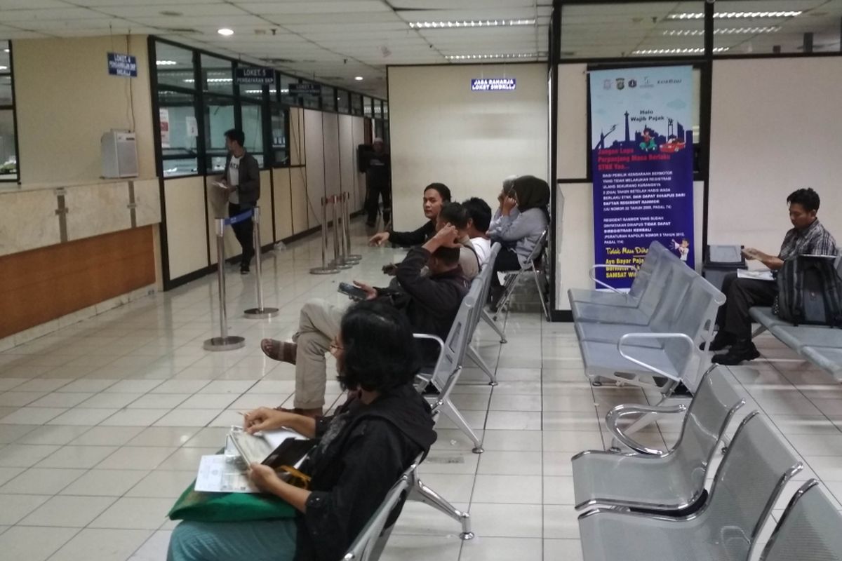 Lengannya Wajib Pajak Yang Mengantre di Samsat Jakarta Barat Pada Senin (31/12/2018) pukul 17.00