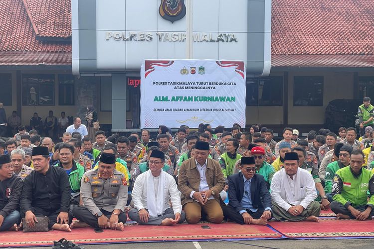 Ratusan santri, pengemudi ojek online, dan masyarakat berkumpul dalam acara Ngaos Qulhu dan Shalawat sebagai ikhtiar spiritual untuk mendoakan kesejukan bangsa di tengah kondisi sosial politik yang memanas di Mapolres Tasikmalaya, Senin (1/9/2025).