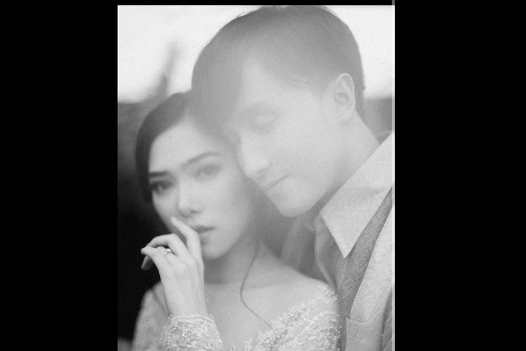 Penyanyi Isyana Sarasvati dan sang kekasih, Rayhan Maditra saat bertunangan, Minggu (29/12/2019). (Instagram Isyana Sarasvati)
