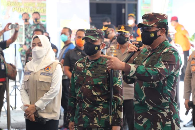 Panglima TNI Marsekal Hadi Tjahjanto saat melakukan peninjauan di Puskesmas Polowijen, Malang, Jawa Timur, Senin (2/8/2021).