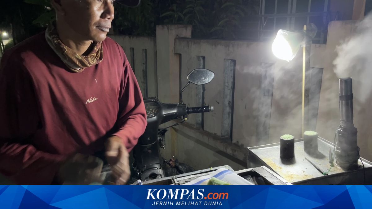 Tutup Kios di Jakarta, Kisah Dedi Pilih Jajakan Kue Putu Keliling di Pangandaran