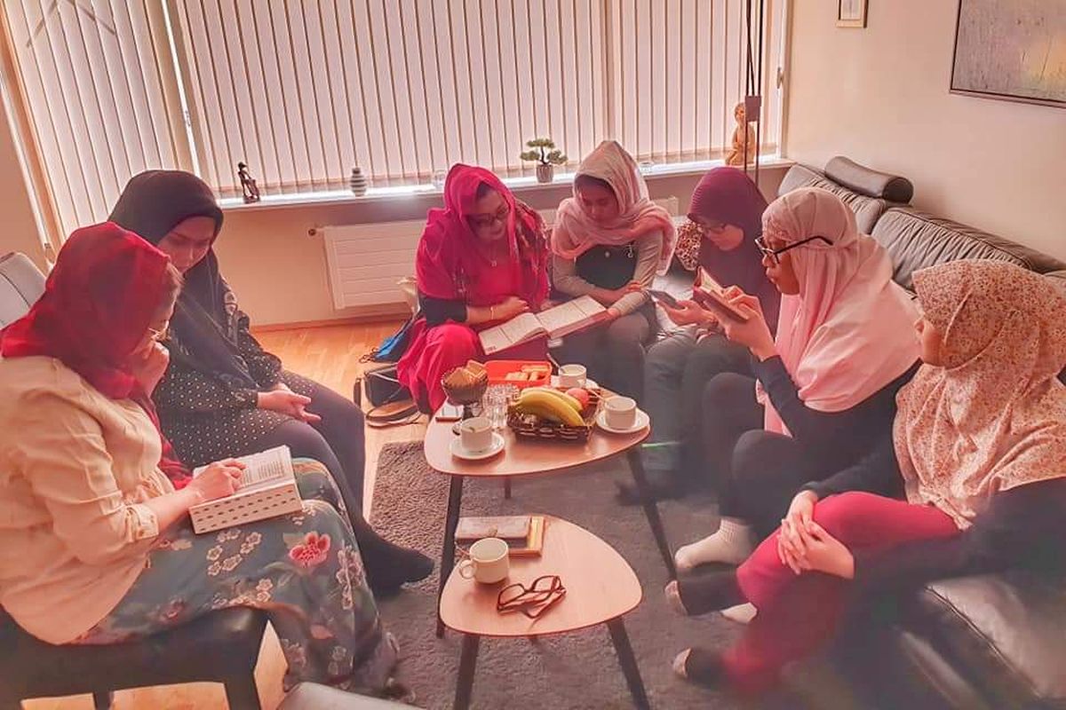Suasana pengajian dan buka puasa bersama di Islandia. 