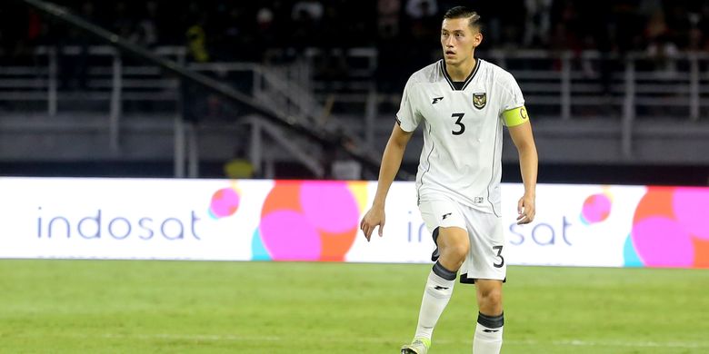 Pemain timnas Indonesia Jay Idzes saat laga FIFA Matchday melawan Lebanon yang berakhir dengan skor 0-0 di Stadion Gelora Bung Tomo Surabaya, Jawa Timur, Senin (8/9/2025) malam.