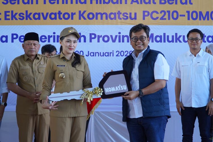Proses penyerahan unit ekskavator Komatsu PC2010-10M0 dari Direktur UT, Ari Sutrisno (kanan, tengah) kepada Gubernur Provinsi Maluku Utara, Sherly Tjoanda (kiri, tengah), Selasa (20/1/2026).