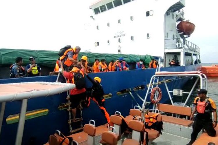 Proses evakuasi awak kapal MV Serasi 1 dari KM Lotus ke kapal Basarnas, Kamis (1/12/2022) siang.