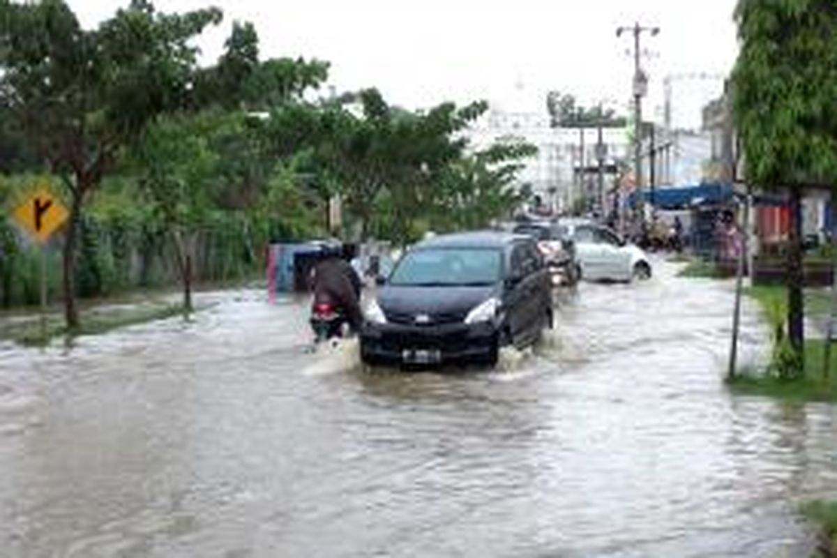 Tiga komplek perumahan di seputaran Jalan Manunggal Kelurahan Damai Balikpapan dihantam banjir sepanjang hari setelah hujan deras selama dua jam mengguyur kota Balikpapan.