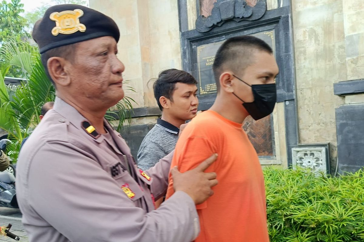 KAW (23), tersangka kasus prostitusi yang melibatkan anak di bawah umur saat dihadirkan dalam konferensi pers di kantor Polsek Denpasar Barat, pada Jumat (2/8/2024). Kompas.com/ Yohanes Valdi Seriang Ginta