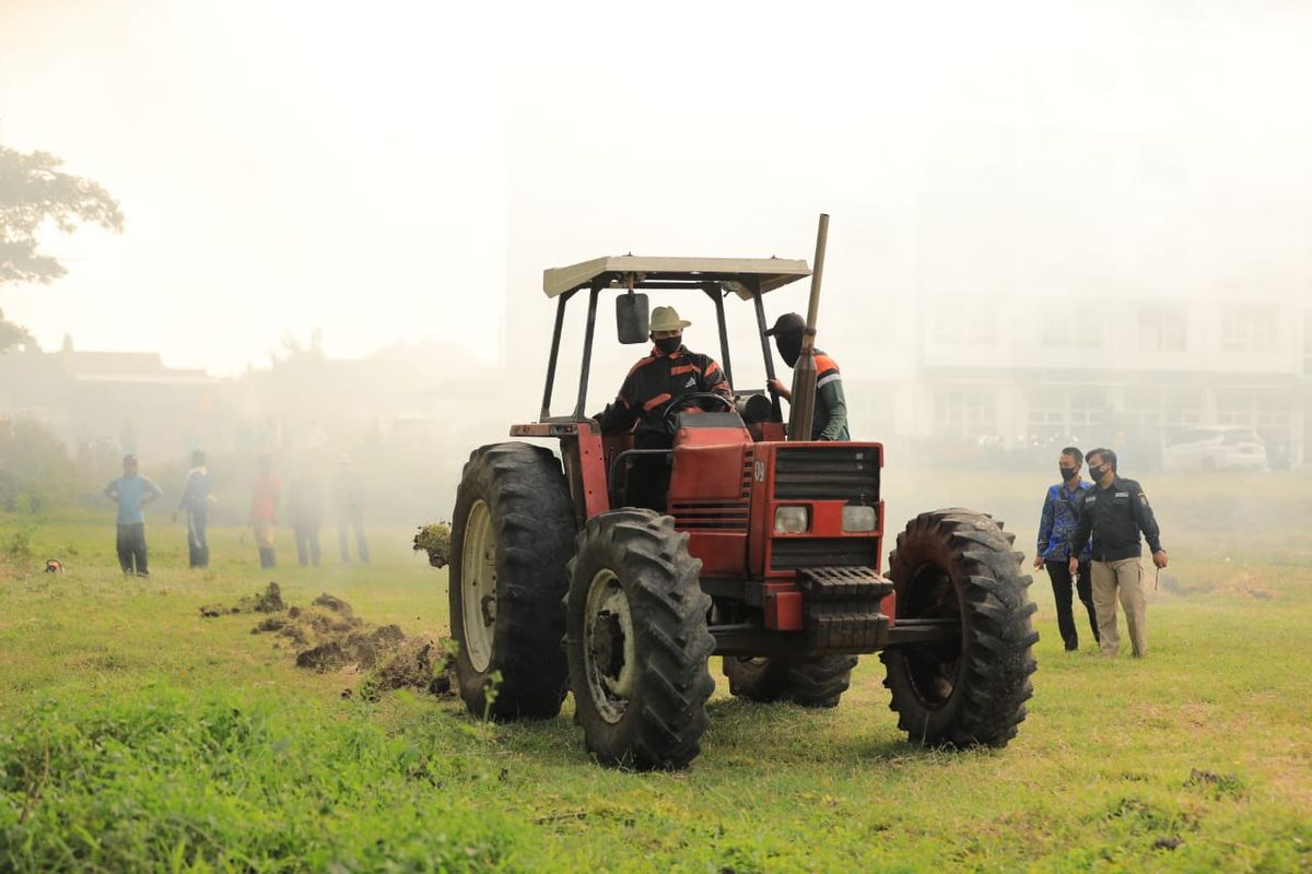 Wali Kota Madiun Maidi bersama kelompok tani, saat membuka lahan tidur menjadi lahan produktif, di area  pertanian Dinas Perumahan dan Pemukiman (Perkim) Kecamatan Nambangan Lor, Kota Madiun, Jumat (3/7/2020).