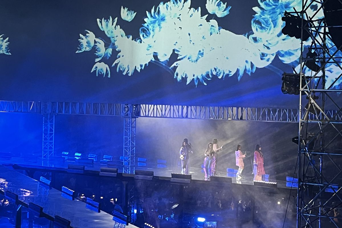 Tiga Diva dan Super Girls LTZ dalama konser Super Diva yang digelar di Indonesia Arena GBK, Jakarta Pusat, Jumat (17/1/2025).