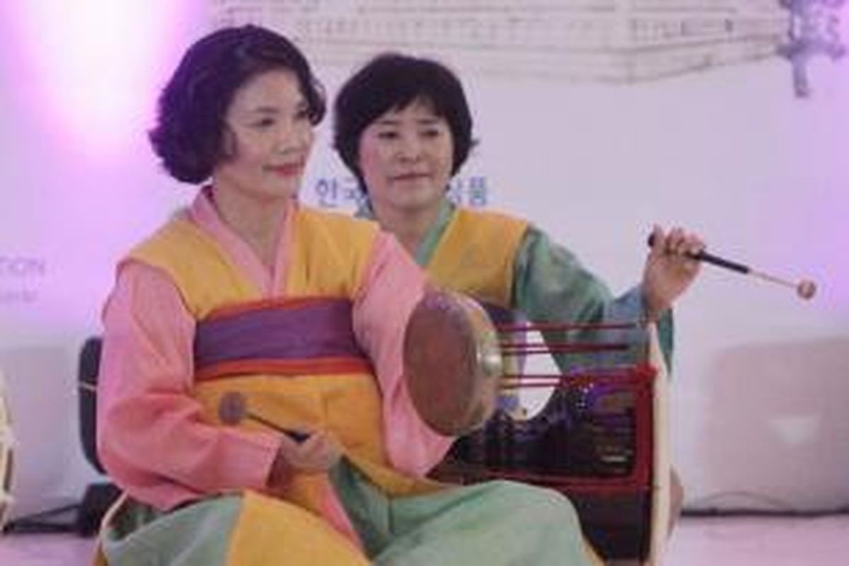 Ilustrasi. Seniman menampilkan perkusi hanbape pada acara Korea - Indonesia Festival di Jakarta Selatan, beberapa waktu lalu. 