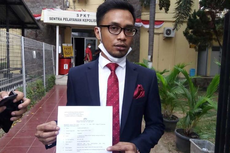 Irsan Gusfrianto kuasa hukum dari PT Semen Baturaja saat membuat laporan di Polda Sumatera Selatan. Ia melaporkan seorang oknum polisi inisial DS lantaran telah menggelapkan uang setoran penjualan semen yang mencapai Rp1,7 miliar.