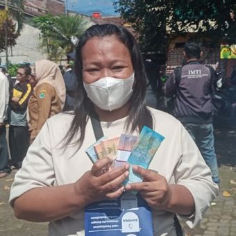 Ilustrasi penukaran uang baru PINTAR BI pada kas keliling BI.