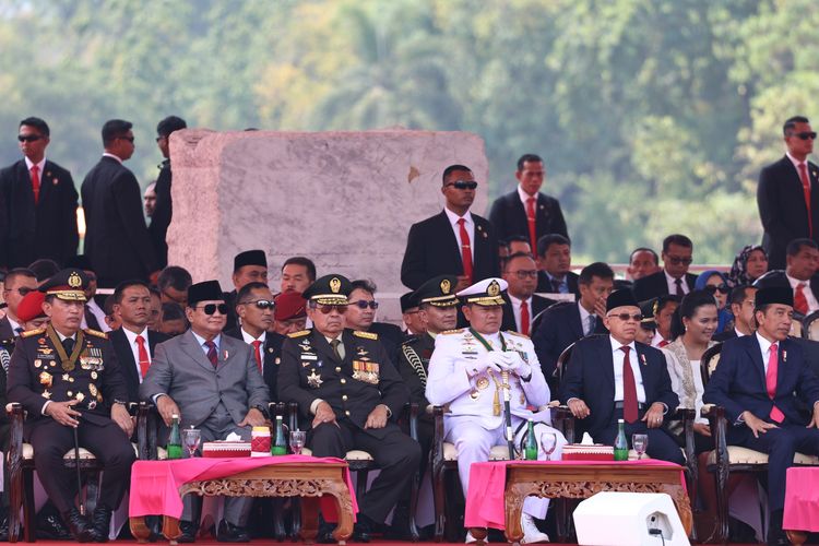 Presiden keenam RI Susilo Bambang Yudhoyono (SBY) terlihat kembali mengenakan seragam TNI pada perayaan HUT ke-78 TNI di Monumen Nasional (Monas), Jakarta Pusat, Kamis (5/10/2023). Pantauan di lokasi, dilihat dari layar, SBY tampak duduk di kursi paling depan. Ia duduk diapit Menteri Pertahanan Prabowo Subianto (sebelah kanan) dan Panglima TNI Laksamana Yudo Margono (kiri).