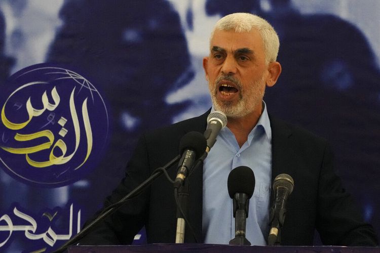 Yahya Sinwar, ketua Hamas di Gaza, memberikan pidato saat bertemu dengan orang-orang di sebuah aula di sisi laut Kota Gaza, Sabtu, 30 April 2022.