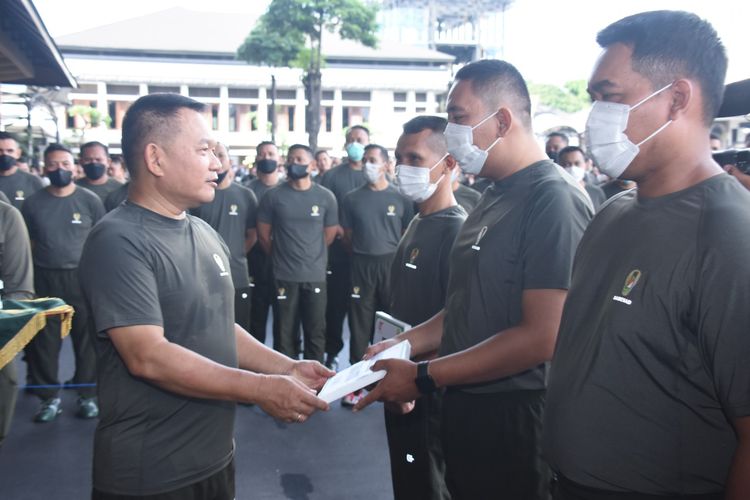 Kepala Staf Angkatan Darat (KSAD) Jenderal Dudung Abdurachman mendistribusikan susu serdadu bagi prajurit dan pegawai negeri sipil (PNS) di lingkungan TNI Angkatan Darat.