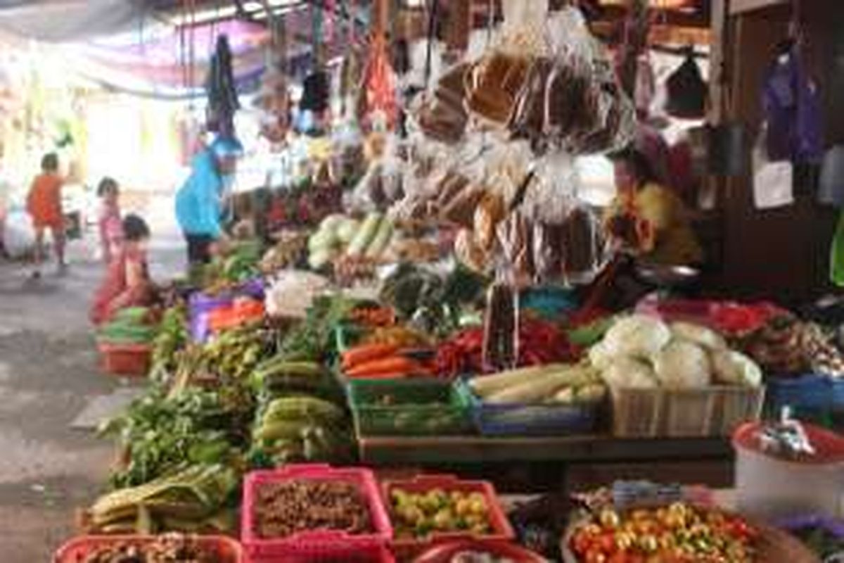 Pedagang sayur di Pasar Liem Hie Djung wialayah perbatasan Kabupaten  Nunukan. Sejak Pemerintah Malaysia membuka jalur perdagangan tradisional  pasokan kebutuhan pokok dan sayur mayur serta buah ke pasar tradisional Nunukan kembali  lancar. 