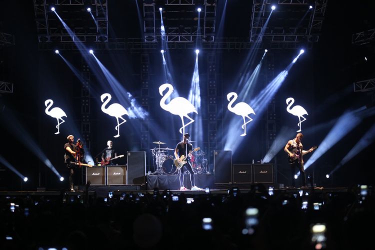 All Time Low tampil menghibur penonton saat acara Hodgepodge Superfest 2018 di Allianz Ecopark Ancol, Jakarta Utara, Minggu (2/9/2018). Sebanyak 15 artis musik internasional dan lokal akan tampil, salah satunya The Libertine ess Connelly, August Alsina, Gallant dan lain-lain.