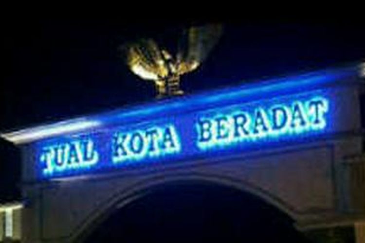 Warga Kota Tual melakukan penyegelan Kantor Wali Kota Tual secara adat (sasi) JUmat (12/12/2014) malam. aksi penyegelan dilakukan untuk menolak penetapan Karateker Wali Kota Tual menyusul status Wali Kota Tual M.M Tamher sebagai terdakwa
